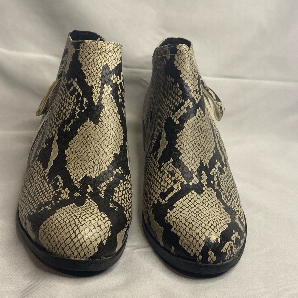 Arizona Jean Company Black and Cream Ankle Booties Size 7